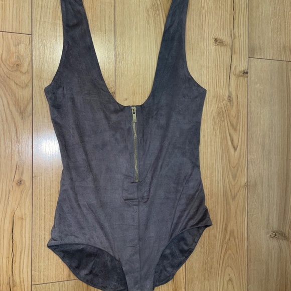 House of CB London “Romane” Gray Vegan Suede Zip front bodysuit - Picture 13 of 13